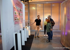 Visitors getting information from the director of the company, Ewoud van den Dool.